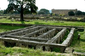 Opgegraven fundamenten in Paestum.