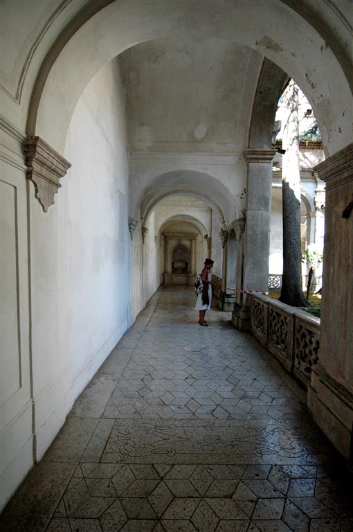 gangen van Entreeplein klooster San Lorenzo