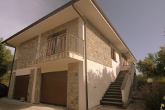 Huis-met-garage-die-te-verbouwen-zijn-als-gastenverblijf.