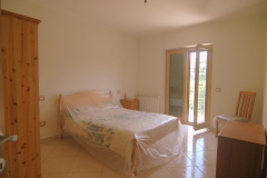 Slaapkamer-met-openslaande-deuren-naar-het-balkon-2