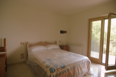 Slaapkamer-met-openslaande-deuren-naar-het-balkon