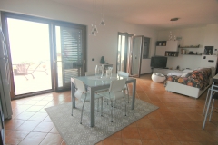Living-met-openslaande-deuren-naar-terras